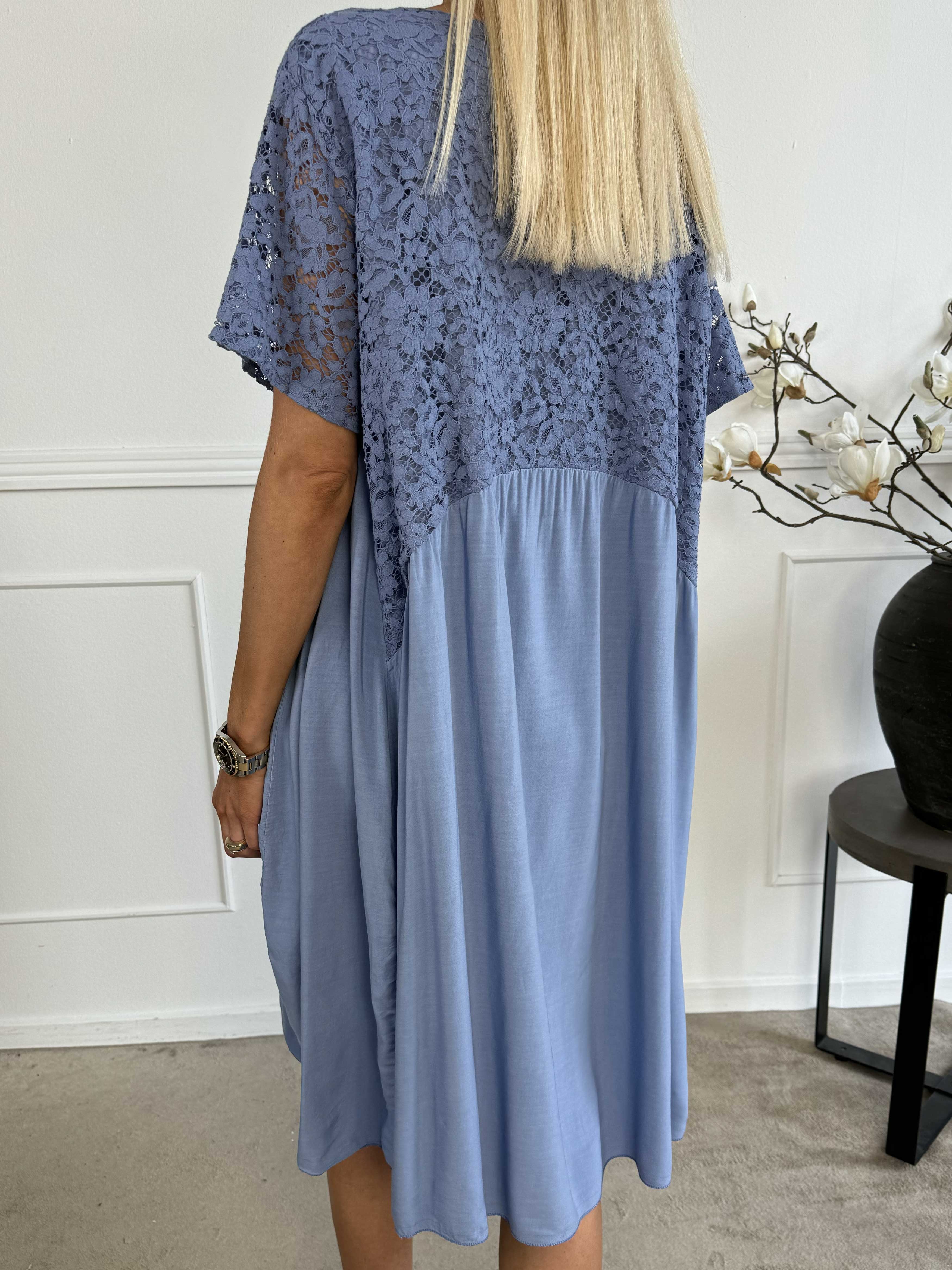 Sannie - Söt klänning med spets och fickor